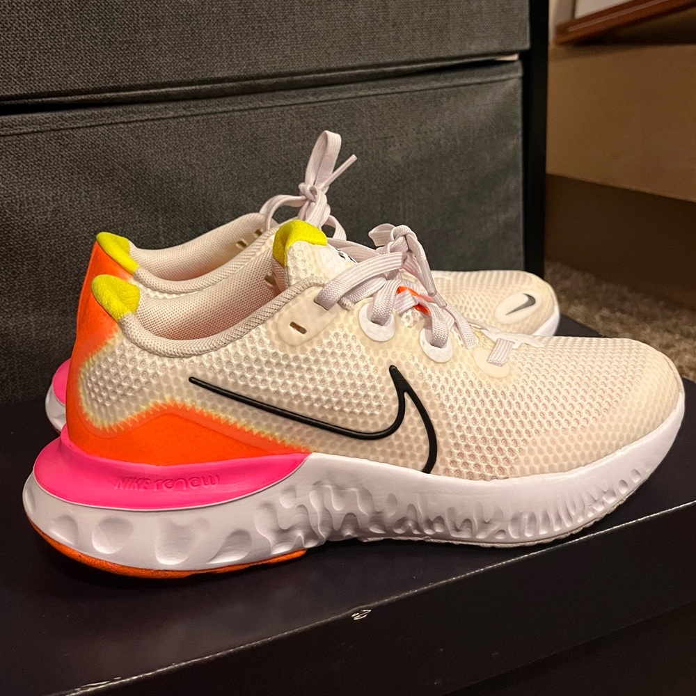NEW NIKE RENEW RUN ‘White Pink Blast’ Size 5.5 4y